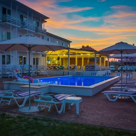 Family Hotel Happy Inn Zatoka Exteriör bild