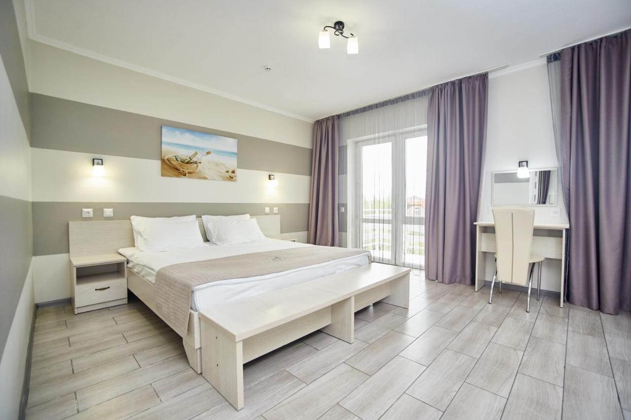 Family Hotel Happy Inn Zatoka Exteriör bild