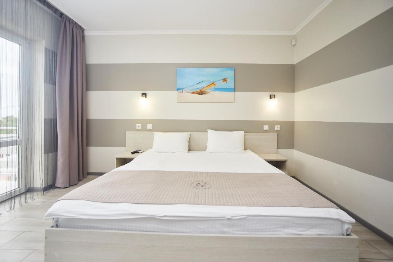 Family Hotel Happy Inn Zatoka Exteriör bild