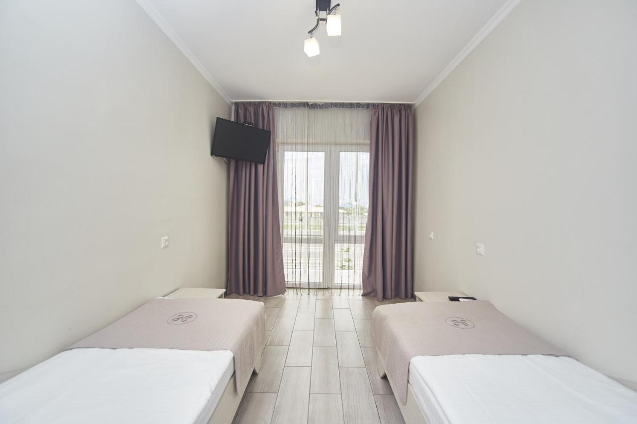 Family Hotel Happy Inn Zatoka Exteriör bild