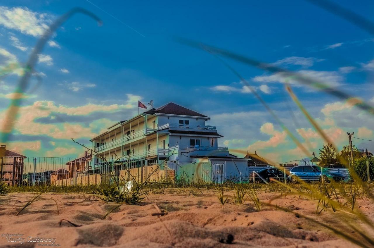 Family Hotel Happy Inn Zatoka Exteriör bild